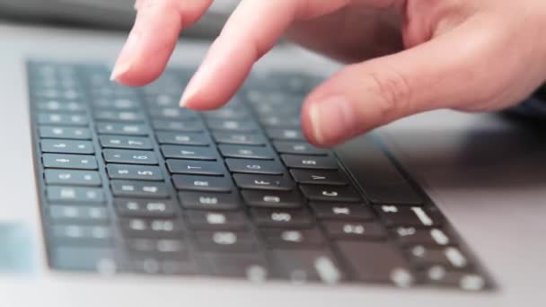 Женские Руки Печатают Клавиатуре Ноутбука Работа Дому Ноутбуком — стоковое видео