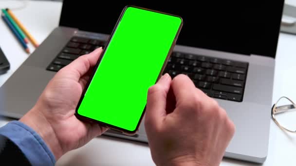 緑色の画面を手にスマホを持っているビジネスウーマン 職場のビジネスウーマンは — ストック動画
