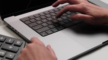 Ofiste çalışan bir kadın. dizüstü bilgisayarda el yazısının kaybedilmesi