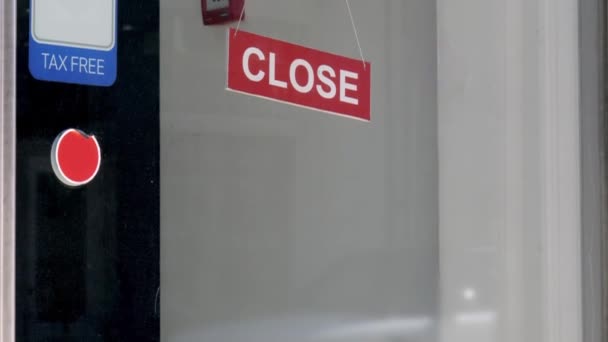 Μια Κόκκινη Κοντινή Πινακίδα Κρεμασμένη Πίσω Από Την Γυάλινη Πόρτα — Αρχείο Βίντεο