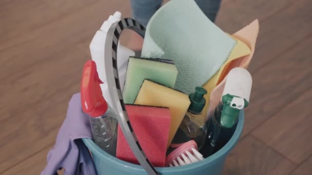 Zbliżenie Wiadra Wypełnionego Środkami Czyszczącymi Kobieta Wybiera Detergent — Wideo stockowe