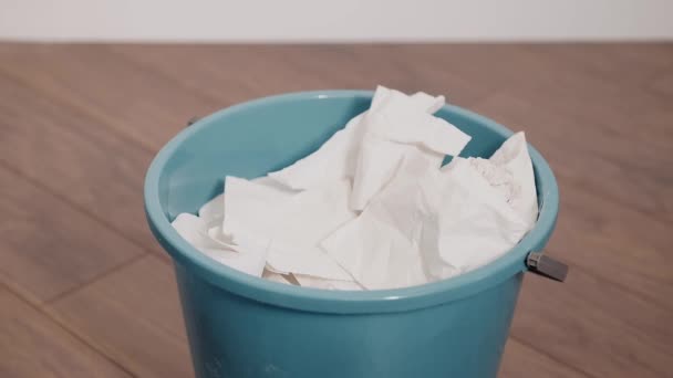 Közelkép Összegyűrt Papírvödrökről Ahogy Beleesnek Egy Vödörbe Háztartás Fogalma — Stock videók