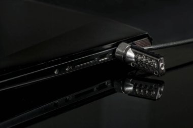 Laptop kablo kilidi ile kilitlendi. Güvenlik kavramı. Kensington Güvenlik Yuvası