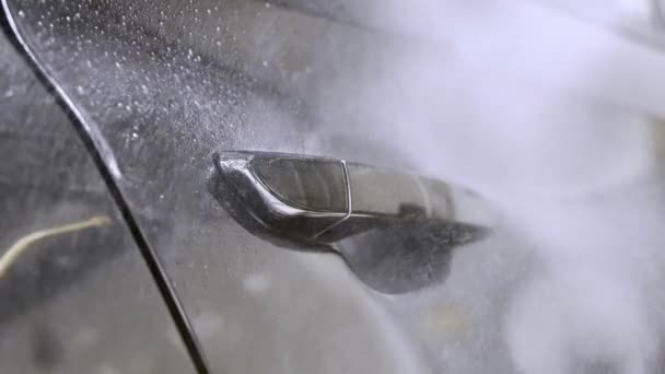 Σχέδιο Πλυσίματος Αυτοκινήτου Αυτοκίνητο Καλυμμένο Σταγόνες Νερού Και Χάντρες Στο — Αρχείο Βίντεο