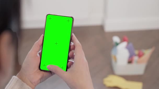 Fille Pointant Son Doigt Vers Smartphone Avec Écran Vert Sur — Video