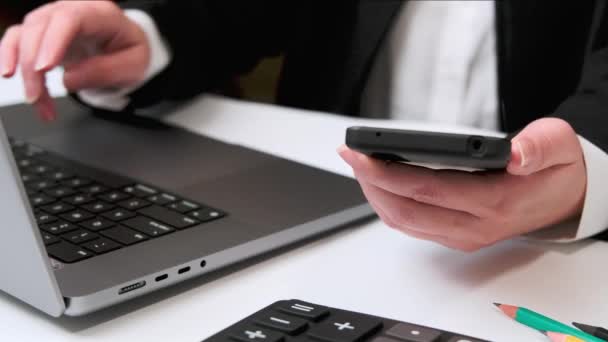 Бухгалтери Переглядають Фінансові Дані Компанії Ноутбуці Використовують Смартфони Язку Або — стокове відео