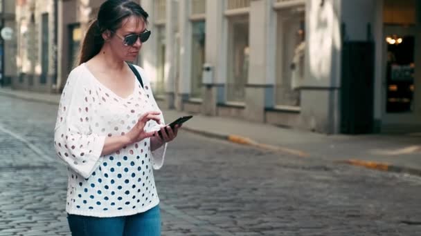 Widok Przodu Kobiety Biznesu Stojącej Korzystającej Smartfona Ulicy Miasta — Wideo stockowe