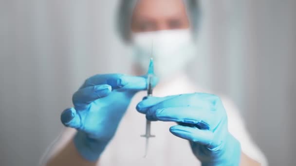 Ενήλικη Γυναίκα Γιατρός Γάντια Κρατώντας Μια Σύριγγα Λευκό Φόντο Ιατρικό — Αρχείο Βίντεο