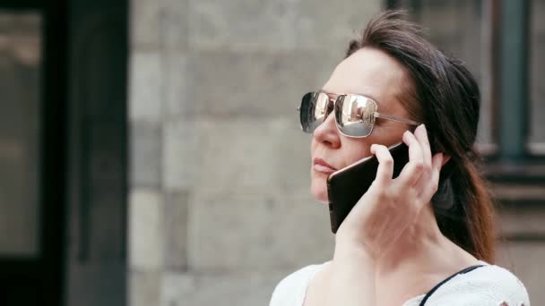 Brunetka Bizneswoman Rozmawia Przez Telefon Komórkowy Klientem — Wideo stockowe