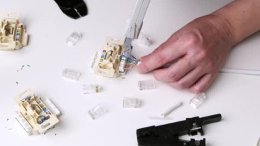 Duvar ethernet soketi takıyorum. Kablolar bir sokete bağlanıyor.