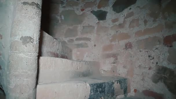 古旧的螺旋楼梯在城堡里 爬上石阶 — 图库视频影像
