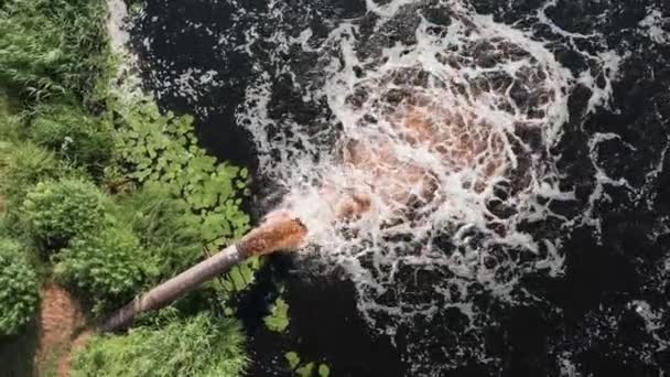 Грязная Вода Загрязняет Реку Выброс Воды Канализации Реку Сельских Каналах — стоковое видео