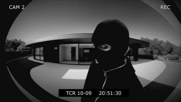 Злодій Стоїть Задньому Дворі Масці Камера Спостереження Входом Грабіжника Будинок — стокове відео