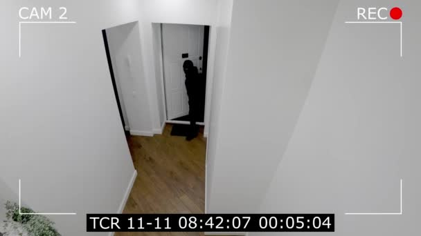 Ladrón Enmascarado Entra Apartamento Cámara Vigilancia Para Ladrón Que Entra — Vídeos de Stock