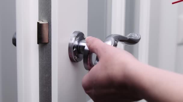 ドアロックの潤滑 潤滑油でドアハンドルの調整 部屋に ドアの亀裂を直すことは家庭の問題です — ストック動画