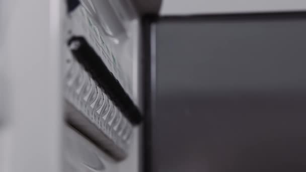 Elektrik Kontrol Panelindeki Düğmelere Basan Bir Adamın Yakın Çekimi Evin — Stok video