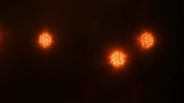 Yanıp sönen renkli bokeh ışıklarının soyut arkaplanı. koyu arkaplan.