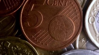 Masaya saçılmış Avro para koleksiyonunun yakın çekimi..