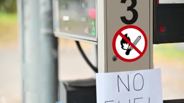 Benzin istasyonunda yakıt yok. Benzin istasyonu yakıt yokluğu nedeniyle kapalı. Yakıt pompası bozuldu..