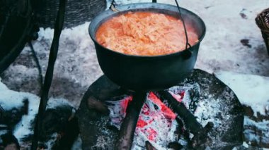 Tatil sokak yemekleri. Açık ateşte pişmiş et ve sebze çorbaları.