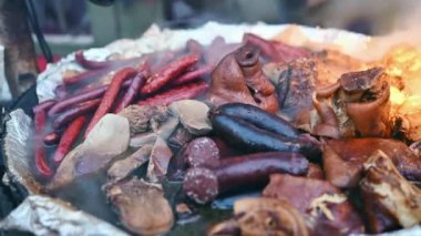 Tatil sokak yemekleri. Çorbalar, etler, tavuk ve sosisler ve açık ateşte