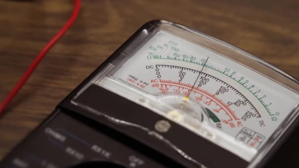 Multimeter Vintage Lama Dengan Layar Penunjuk Pengukuran Saat Ini — Stok Video