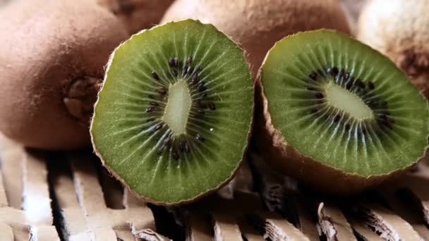 Frutas Kiwi Suculentas Maduras Metades Kiwi Fundo Texturizado — Vídeo de Stock