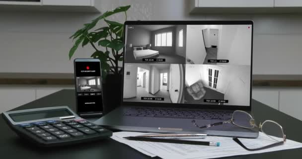 智能手机和笔记本电脑上的监控摄像头在室内 记录监控摄像头的视频 智能手机报警器 — 图库视频影像