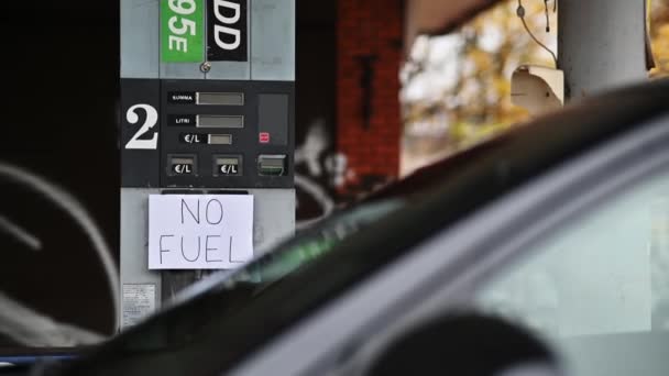 由于经济困难 加油站没有燃油标志 加油站因缺乏燃油而关闭 — 图库视频影像