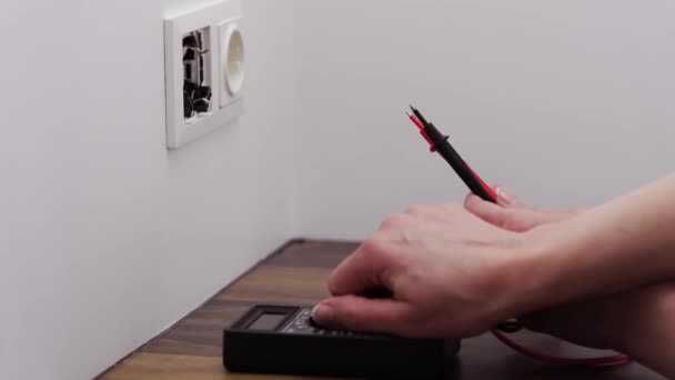 Elettricista Controlla Una Presa Muro Installata Con Multimetro Digitale — Video Stock