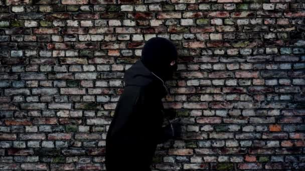 Bandido Pone Las Manos Arriba Retrato Ladrón Con Pasamontañas Negro — Vídeos de Stock