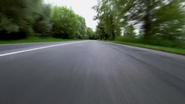Szybka Jazda Autostradzie Niski Kąt Widzenia Prostej Drodze Asfaltowej Lesie — Wideo stockowe