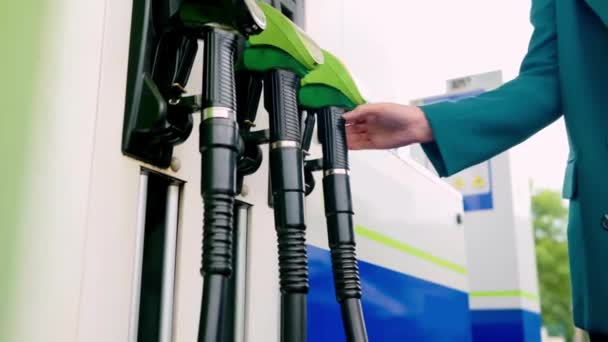 Eine Frau Pumpt Einer Tankstelle Gas Ihr Auto Benzin Oder — Stockvideo