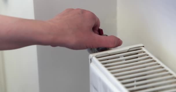一个女人的手打开和关闭了房子供热系统上的阀门 — 图库视频影像