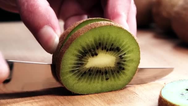 Mains Féminines Couper Kiwi Fruits Sur Une Planche Découper Dans — Video