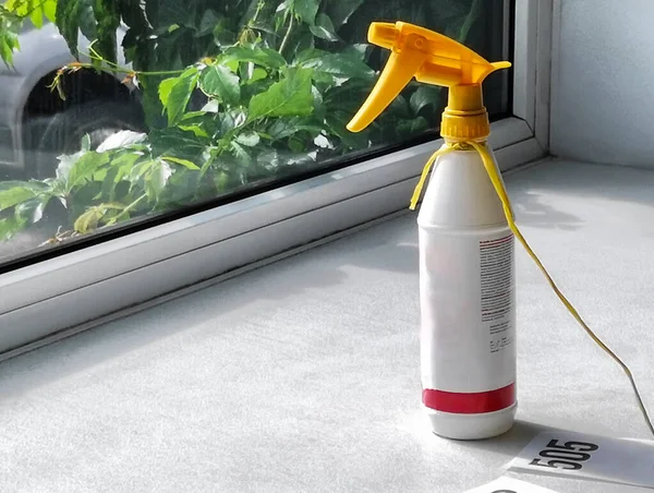 Pencere Kenarında Dezenfektanı Var Pencere Pervazına Yerleştirilmiş Temizliği Için Alkol — Stok fotoğraf