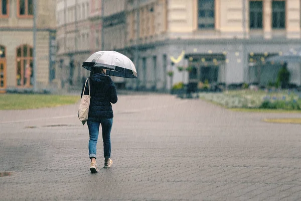 Uma Mulher Com Guarda Chuva Transparente Caminha Pela Cidade Dia Imagem De Stock