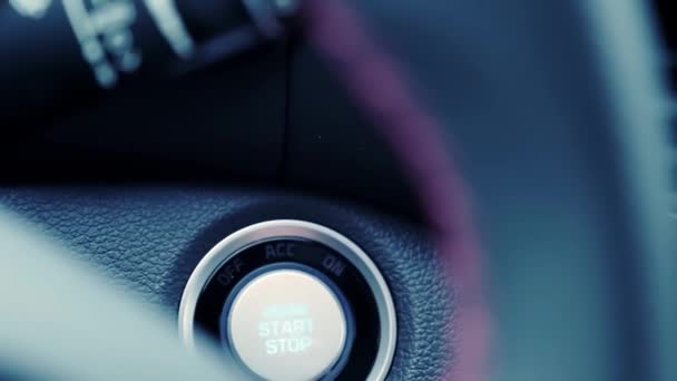 Pressionando Botão Liga Desliga Para Ligar Motor Veículo Híbrido Keyless — Vídeo de Stock