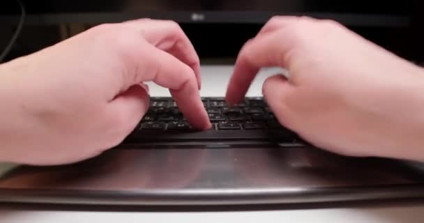 Ufficio Lavoratore Rapidamente Digitando Con Mani Sulla Tastiera — Video Stock