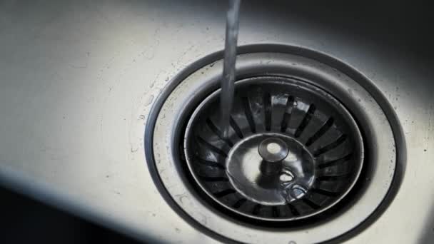 一股洁净的水柱流入不锈钢洗涤槽 水槽塞孔的特写 — 图库视频影像