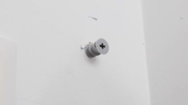 Matkap kapağı sıva duvarına vidalıyor. Ev onarımı.