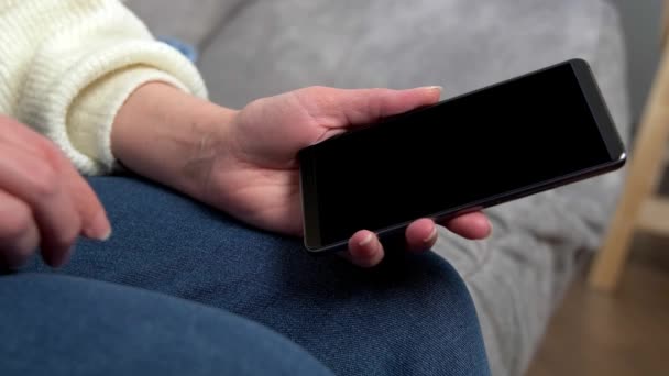 Χέρια Της Γυναίκας Συνδέουν Φορτιστή Smartphone Γυναίκα Που Χρησιμοποιεί Smartphone — Αρχείο Βίντεο