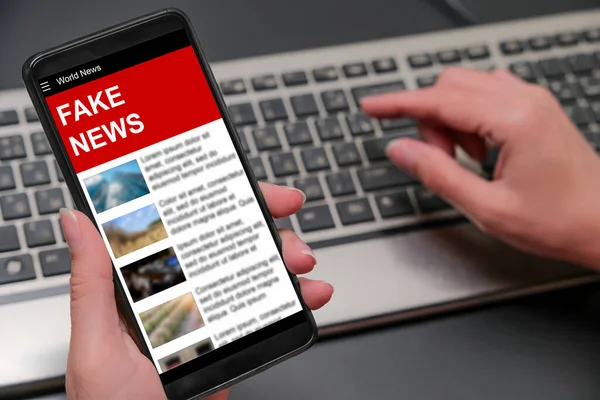 Medientechnologie Und Modernes Lifestylekonzept Frau Mit Smartphone Liest Fake News — Stockfoto