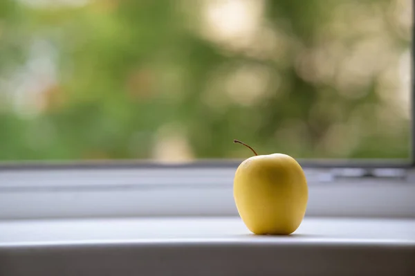 Zielone Jabłko Parapecie Tłem Ratitim Zbliżenie Martwa Natura Oknie — Zdjęcie stockowe