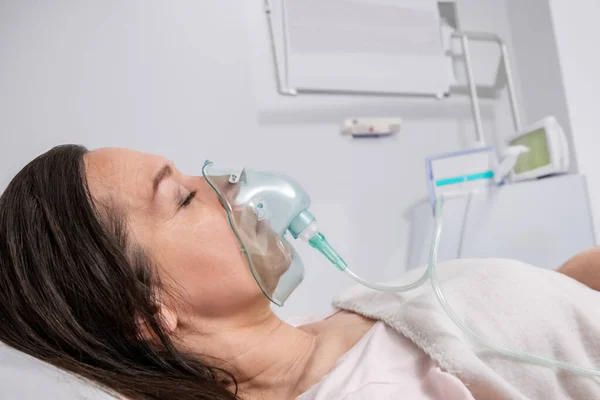 Eine Erwachsene Frau Liegt Einer Sauerstoffmaske Auf Einem Krankenhausbett Und — Stockfoto