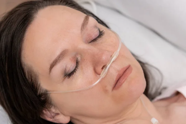 Porträt Einer Frau Krankenhausbett Mit Sauerstoffmaske Ungesunde Frau Leidet Schwerer — Stockfoto