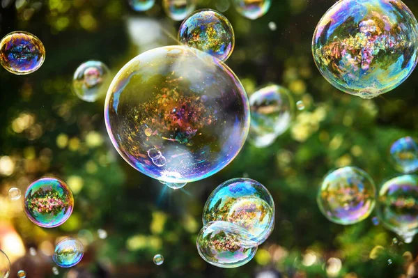 Duhové Mýdlové Bubliny Tmavém Rozmazaném Pozadí Bubliny Dmychadel — Stock fotografie