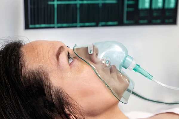 Eine Frau Mit Sauerstoffmaske Gesicht Einem Krankenhaus Vor Dem Hintergrund — Stockfoto