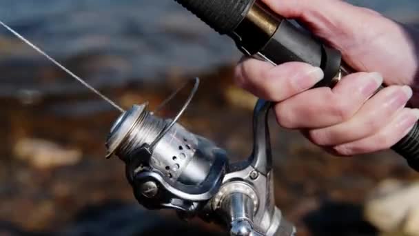 Fiskare Med Spinning Floden Fiskarens Händer Snurrar Rullen Fiskespöet — Stockvideo