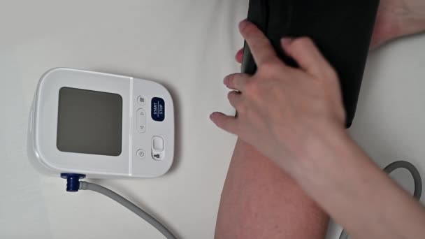 成年人在家用电子血压计测量血压 — 图库视频影像